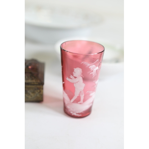 807 - Mixed collection of ceramics, metalware and glassA mixed collection of approximately 12 to 15 small ... 