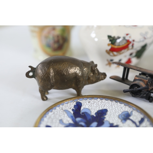 807 - Mixed collection of ceramics, metalware and glassA mixed collection of approximately 12 to 15 small ... 