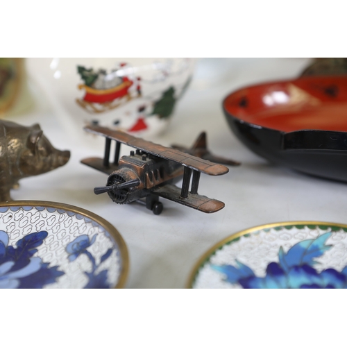 807 - Mixed collection of ceramics, metalware and glassA mixed collection of approximately 12 to 15 small ... 