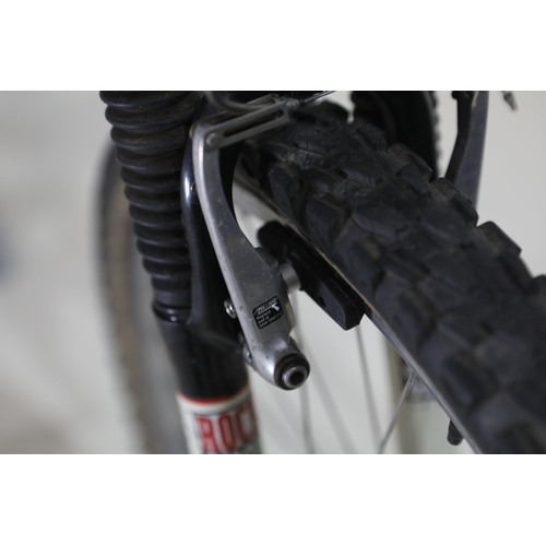 82 - Bontrager Privateer S steel mountain bicycleA Bontrager Privateer S steel hardtail mountain bicycle ... 