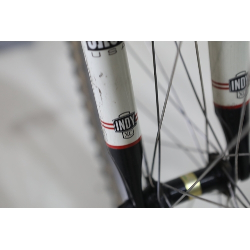 82 - Bontrager Privateer S steel mountain bicycleA Bontrager Privateer S steel hardtail mountain bicycle ... 