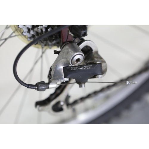 82 - Bontrager Privateer S steel mountain bicycleA Bontrager Privateer S steel hardtail mountain bicycle ... 