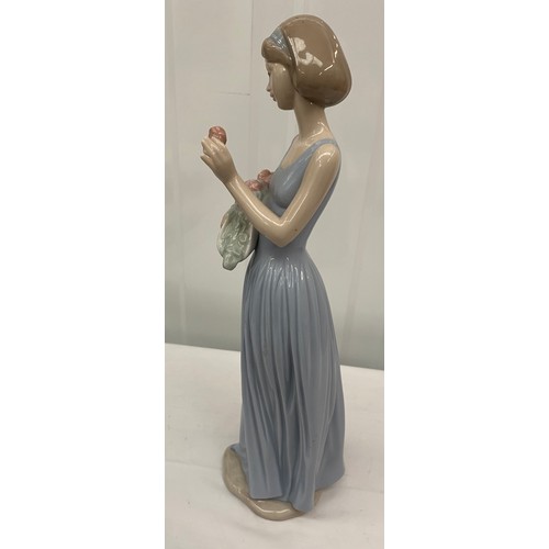 10 - NAO by LLADRO 1350 'My Little Bouquet' Daisa 1999 Women Figurine