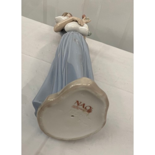 10 - NAO by LLADRO 1350 'My Little Bouquet' Daisa 1999 Women Figurine