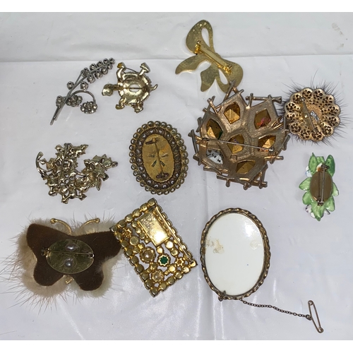 41 - Selection of Vintage Brooches in different styles