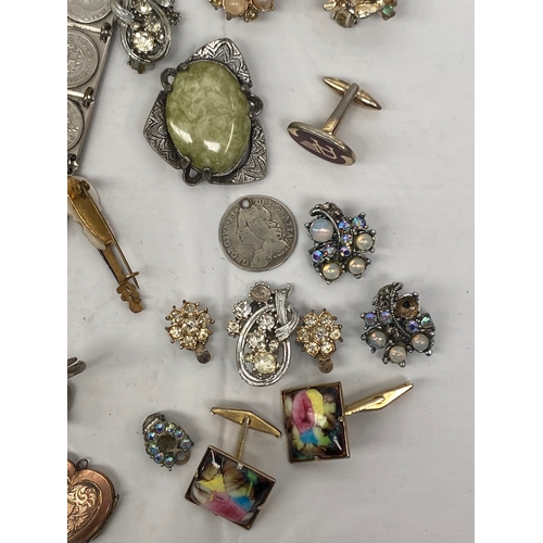 46 - Selection of Vintage Jewellery including Earrings, Brooches etc