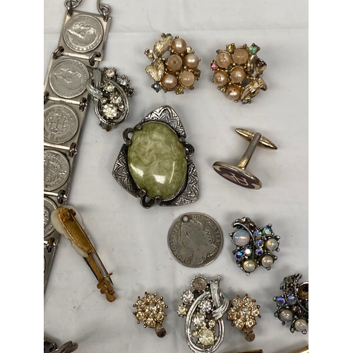 46 - Selection of Vintage Jewellery including Earrings, Brooches etc