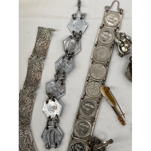 46 - Selection of Vintage Jewellery including Earrings, Brooches etc