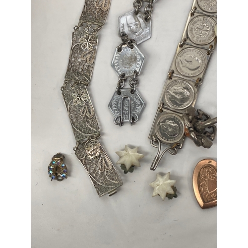 46 - Selection of Vintage Jewellery including Earrings, Brooches etc