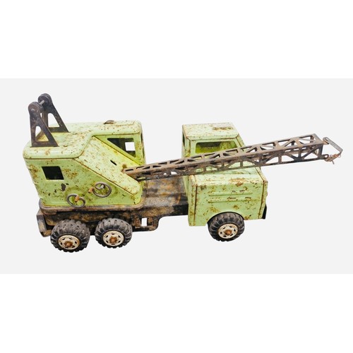 23B - A vintage Tonka tinplate toy crane lorry with pale green body, open cab, six-wheel chassis, and trus... 
