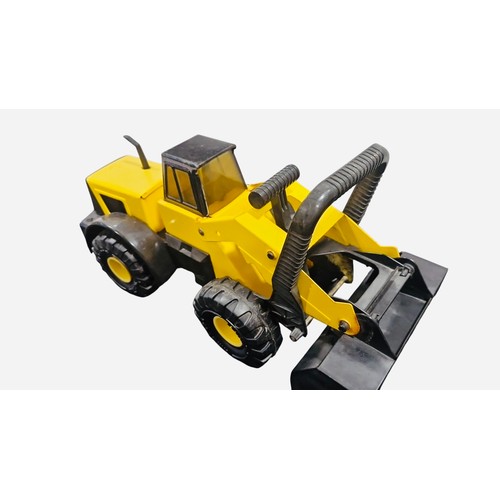 23A - A vintage Tonka front-end loader in yellow and black, with glazed cab, articulated lifting arms and ... 