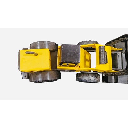 23A - A vintage Tonka front-end loader in yellow and black, with glazed cab, articulated lifting arms and ... 
