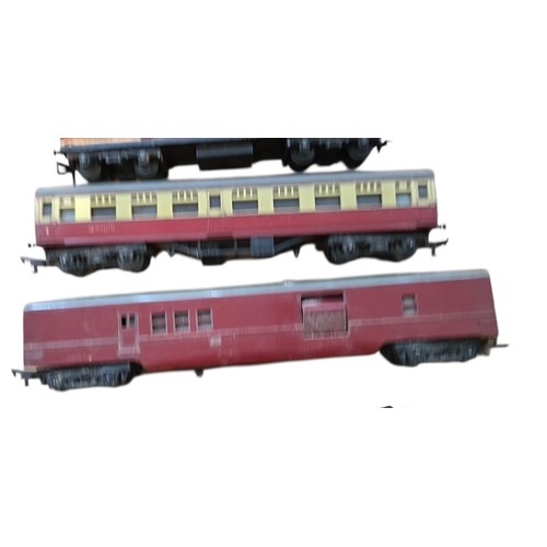 70 - A group of vintage mainly Hornby model railway rolling stock, including passenger coaches in maroon ... 