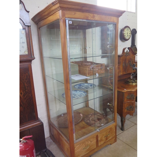 299 - A good quality modern oak shop display cabinet with three internal shelves, two sliding lockable doo... 