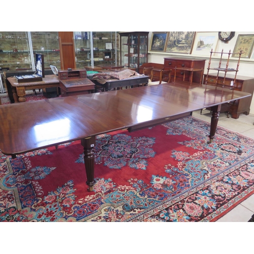 293 - A good quality restored 19th century mahogany pullout dining table with four leaves on Gillows type ... 