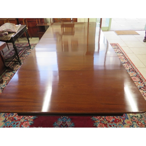 293 - A good quality restored 19th century mahogany pullout dining table with four leaves on Gillows type ... 