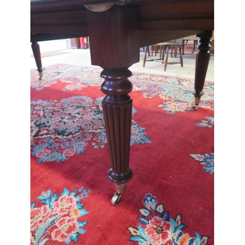 293 - A good quality restored 19th century mahogany pullout dining table with four leaves on Gillows type ... 