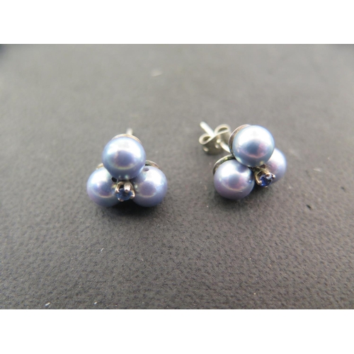 907 - A coloured pearl necklace with earrings, the clasp marked 750, 49cm long, pearls approx 6mm diameter