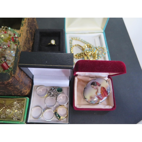 1001 - A selection of costume and silver jewellery including rings, brooches etc