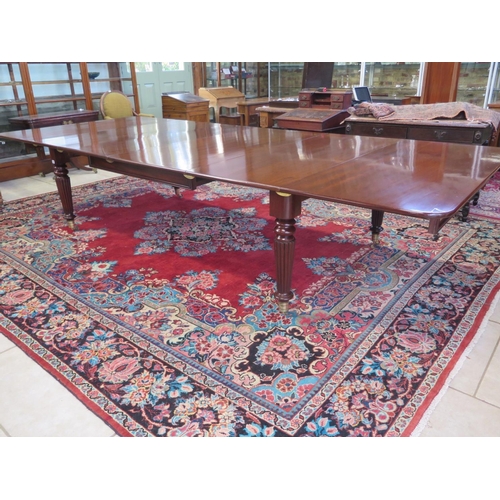 293 - A good quality restored 19th century mahogany pullout dining table with four leaves on Gillows type ... 