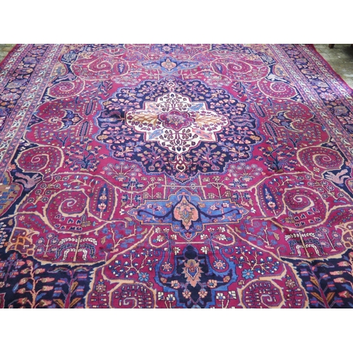 414 - A hand knotted woolen Meshed rug - 4.06m x 3.14m