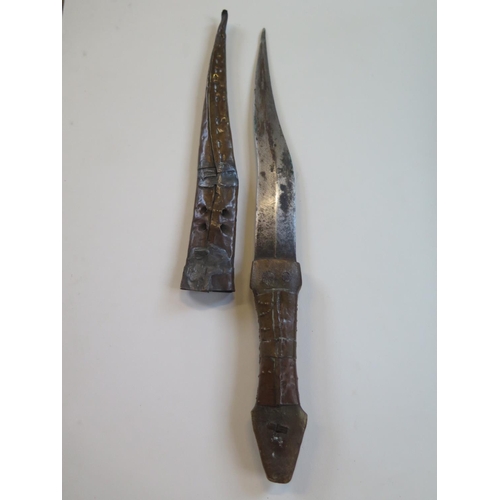 512 - An Eastern dagger with a shaped blade and scabbard - Length 35cm