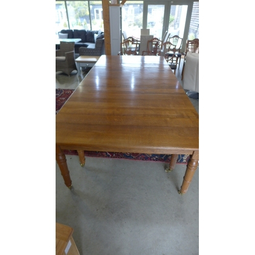 322 - A 19th century style solid oak wind-out dining table with four extension leaves - 412cm x 142cm full... 