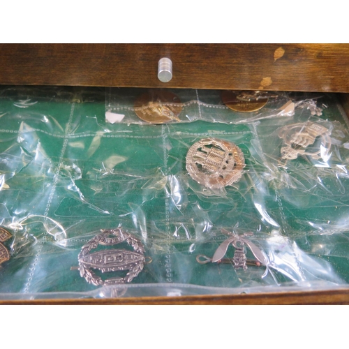 562 - A large quantity of Regimental cap badges and Insignia, buttons and cloth badges, tea cards, cigaret... 