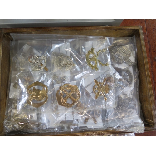 562 - A large quantity of Regimental cap badges and Insignia, buttons and cloth badges, tea cards, cigaret... 