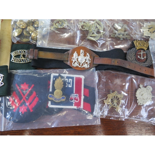 562 - A large quantity of Regimental cap badges and Insignia, buttons and cloth badges, tea cards, cigaret... 