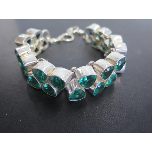 763 - A predominantly green stone and white metal bracelet - approx 22cm in length - in good condition