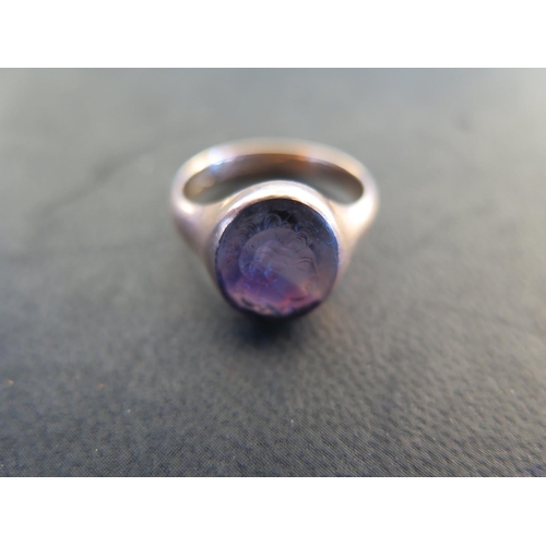 766 - A 15ct yellow gold Signet ring with amethyst seal to top - approx weight 4.8 grams - ring size N/O -... 