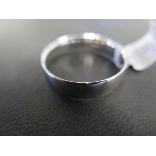 792 - An 18ct white gold 6mm wedding band ring size Z/2 - approx weight 9.8 grams - ex jewellers stock, in... 