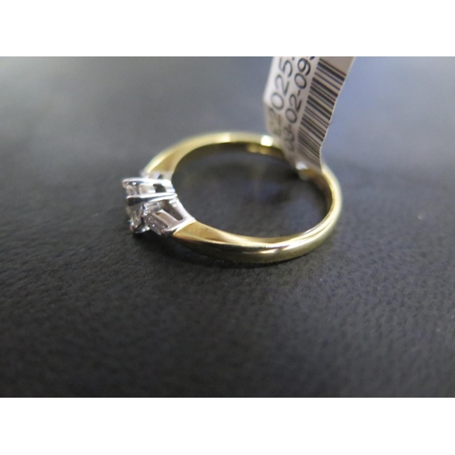 806 - An 18ct yellow gold three stone ring - approx total diamond weight 0.31ct - ring size P - approx wei... 