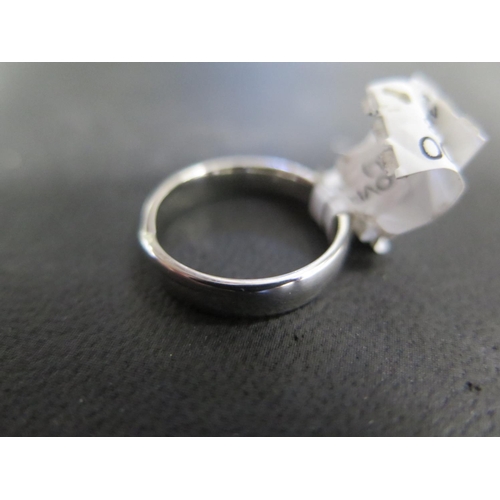 807 - A platinum crossover band ring size L/M - approx weight 5.8 grams - ex jewellers stock, in new unuse... 