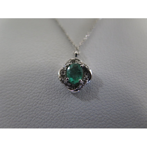 819 - An emerald and diamond pendant set in white gold on an adjustable white gold chain to 44cm long - ap... 