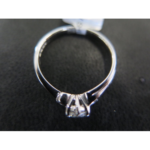 822 - An 18ct white gold diamond ring - approx diamond weight 0.25ct - ring size N - approx weight 3 grams... 