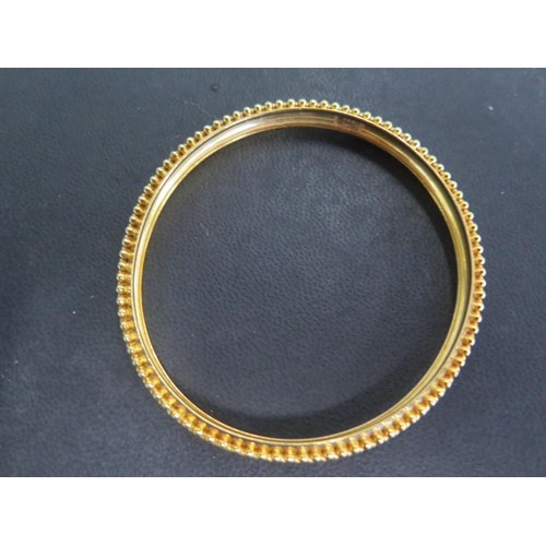 848 - A 22ct yellow gold bangle - approx weight 18 grams - ribbed design to outer edge - in good clean and... 