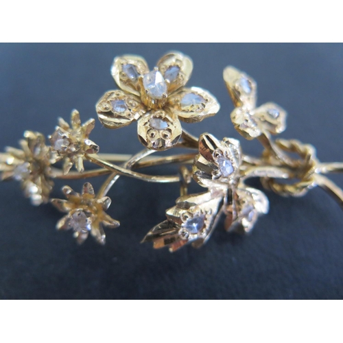 860 - An 18ct yellow gold and diamond brooch of foliate design - the fifteen mine cut diamonds varying in ... 