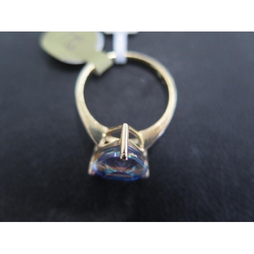 879 - A 9ct yellow gold triangular cut naphrite ring size N - approx weight 2.7 grams - some light surface... 