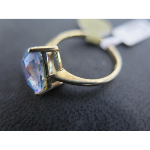 879 - A 9ct yellow gold triangular cut naphrite ring size N - approx weight 2.7 grams - some light surface... 