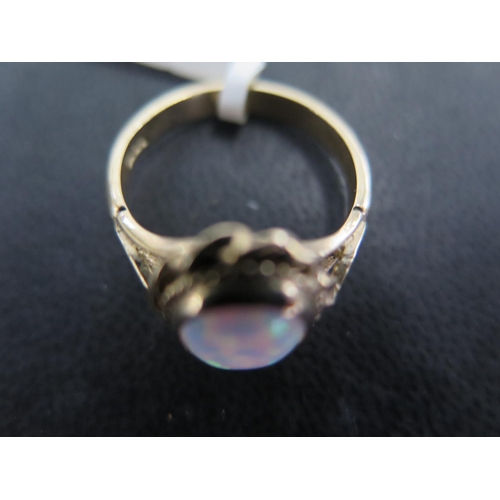 881 - A 9ct yellow gold and oval opal ring size N/O - approx weight 4 grams - in good condition