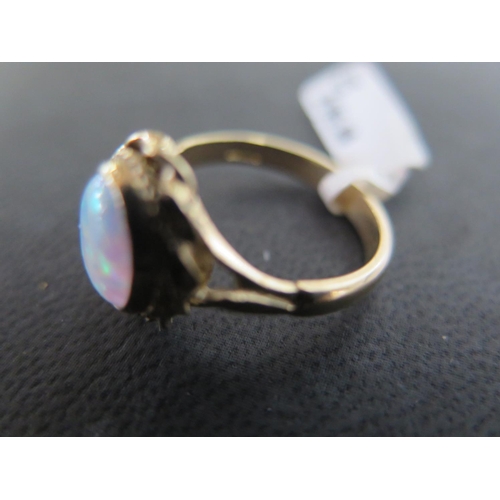 881 - A 9ct yellow gold and oval opal ring size N/O - approx weight 4 grams - in good condition