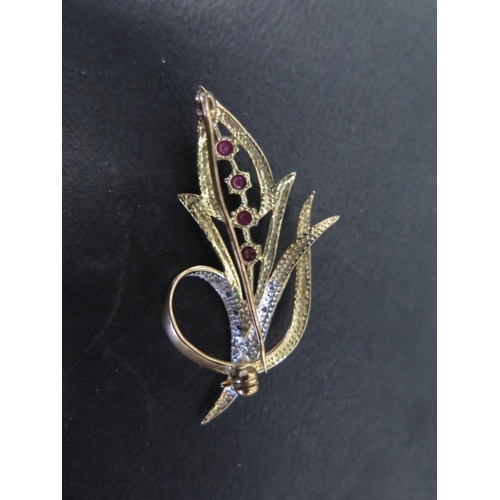 901 - A 9ct yellow gold foliate brooch set with small diamonds - Length 4.5cm - approx weight 4.7 grams - ... 