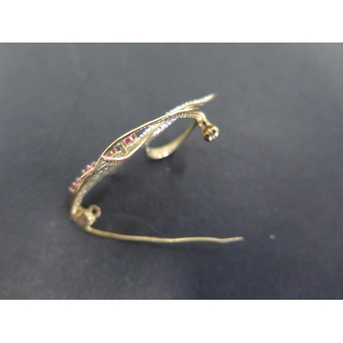 901 - A 9ct yellow gold foliate brooch set with small diamonds - Length 4.5cm - approx weight 4.7 grams - ... 