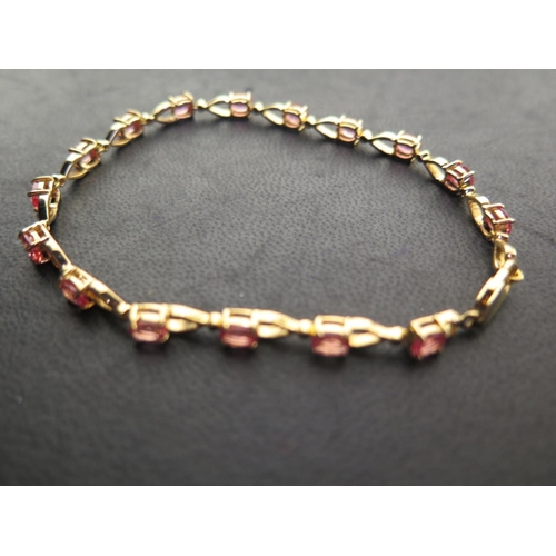 904 - An 18ct yellow gold Padparadscha sapphire bracelet - approx length 20cm - approx weight 10.9 grams -... 