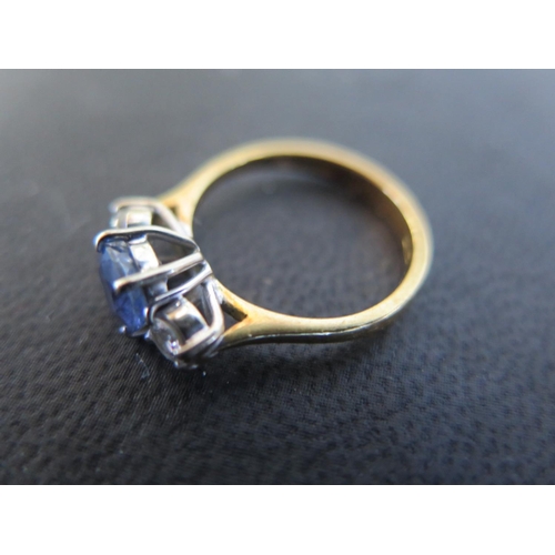 909 - An 18ct yellow gold sapphire and diamond ring size K - approx weight 3.1 grams - scratches and usage... 