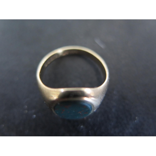 922 - A 9ct gold bloodstone set signet ring size I/J - approx weight 3.2 grams - light scratches, usage we... 