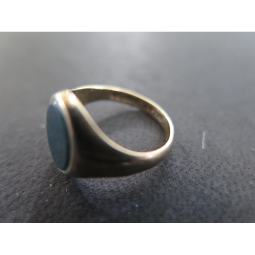 922 - A 9ct gold bloodstone set signet ring size I/J - approx weight 3.2 grams - light scratches, usage we... 