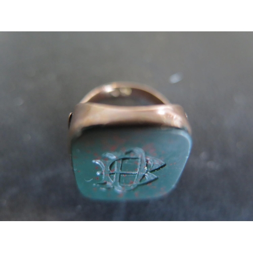 926 - A 9ct gold signet ring set with large bloodstone engraved with initials - ring size H - approx weigh... 